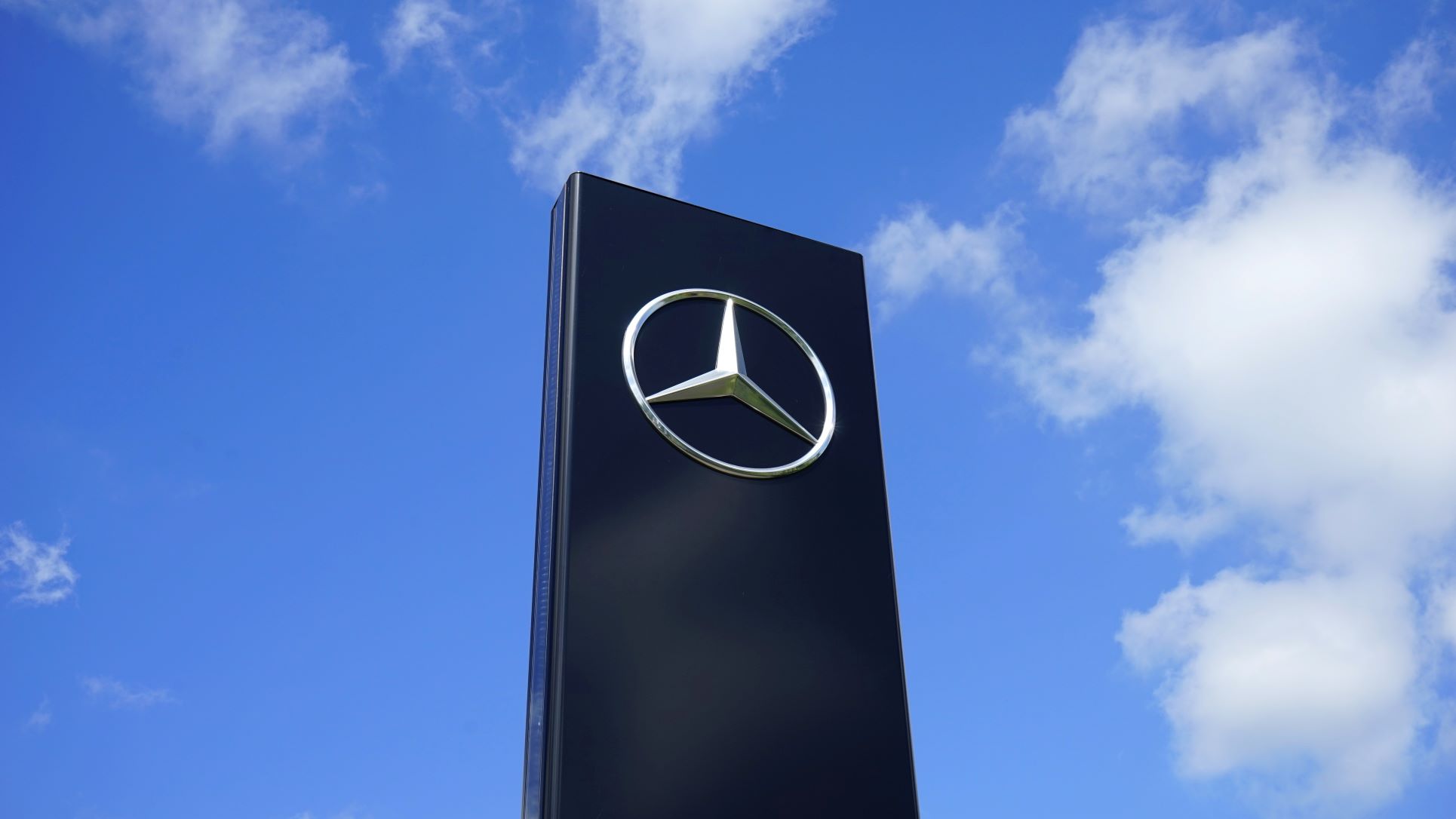 a photo of the Mercedes benz logo